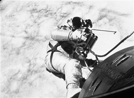 1965: Ed White